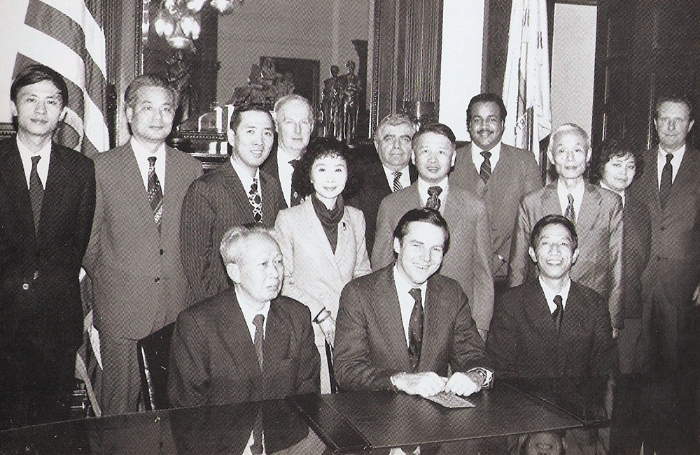 web1、1982年汪潔總經(jīng)理在美國新澤西州拜訪州長凱恩先生及加州州務卿徐敏小姐.jpg