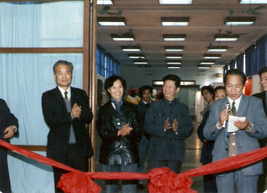 web5、 1987年2月工藝美術(shù)學校第一屆畢業(yè)典禮。省二輕總經(jīng)理葉榮寶、浙江美院院長肖峰與我司總經(jīng)理汪潔參加剪彩典禮.jpg
