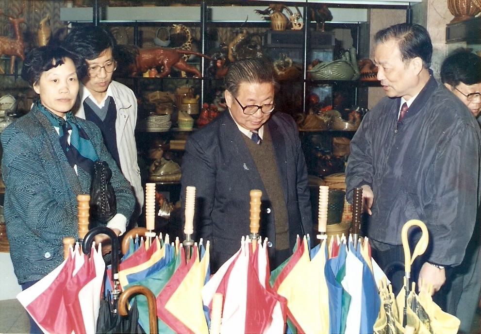 web8、1991年輕工部副部長于珍同志來我司祝賀，在省二輕工業(yè)總公司總經(jīng)理葉榮寶陪同下參觀我司樣品陳列室，鼓勵我們繼續(xù)發(fā)揚工貿(mào)結(jié)合的優(yōu)勢.jpg