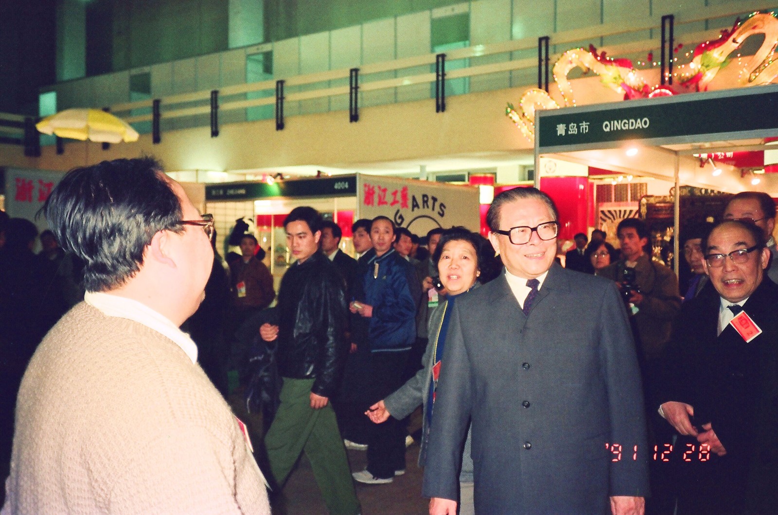 web9、1991年12月中國國際展覽中心舉行全國外貿(mào)出口商品生產(chǎn)地成果展覽會，中共中央總書記江澤民同志參觀我司展臺.jpg
